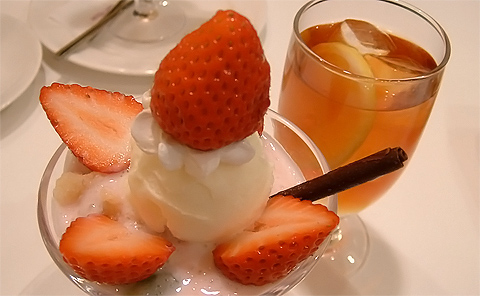 ↑ ストロベリーヨーグルトパフェ