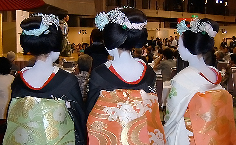 ↑ 舞妓さんたちのきれいな後ろ姿