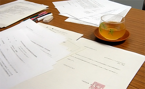 ↑ ややこしい書類の山と格闘中