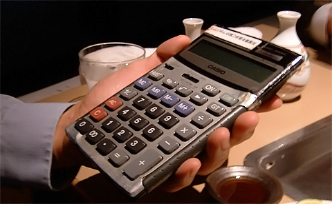 ↑ 秘密のメッセージ入り電卓